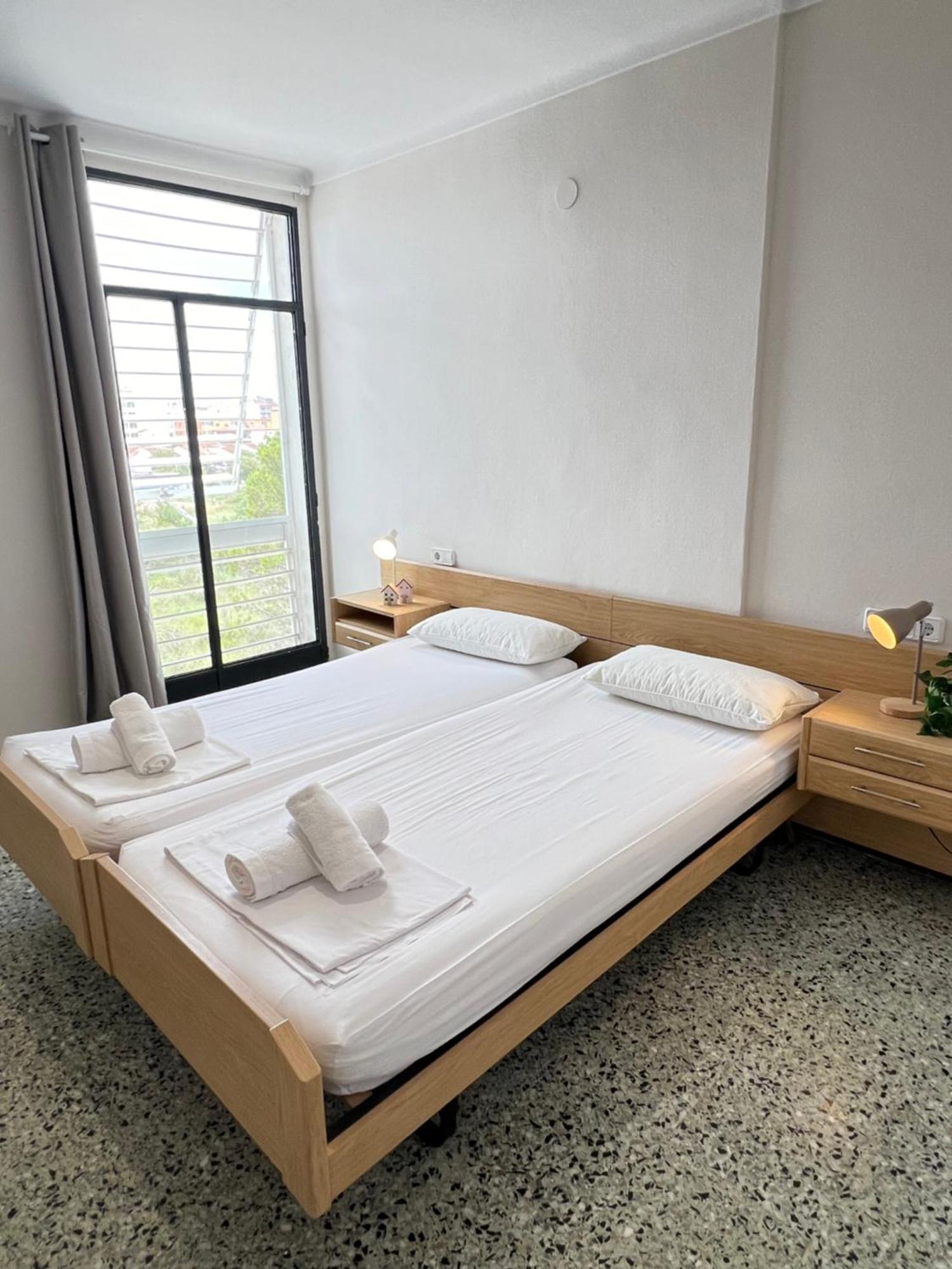 3 Room Apartment, 500M To Beach, Swimming Pool, Nice Terrace Roses Buitenkant foto
