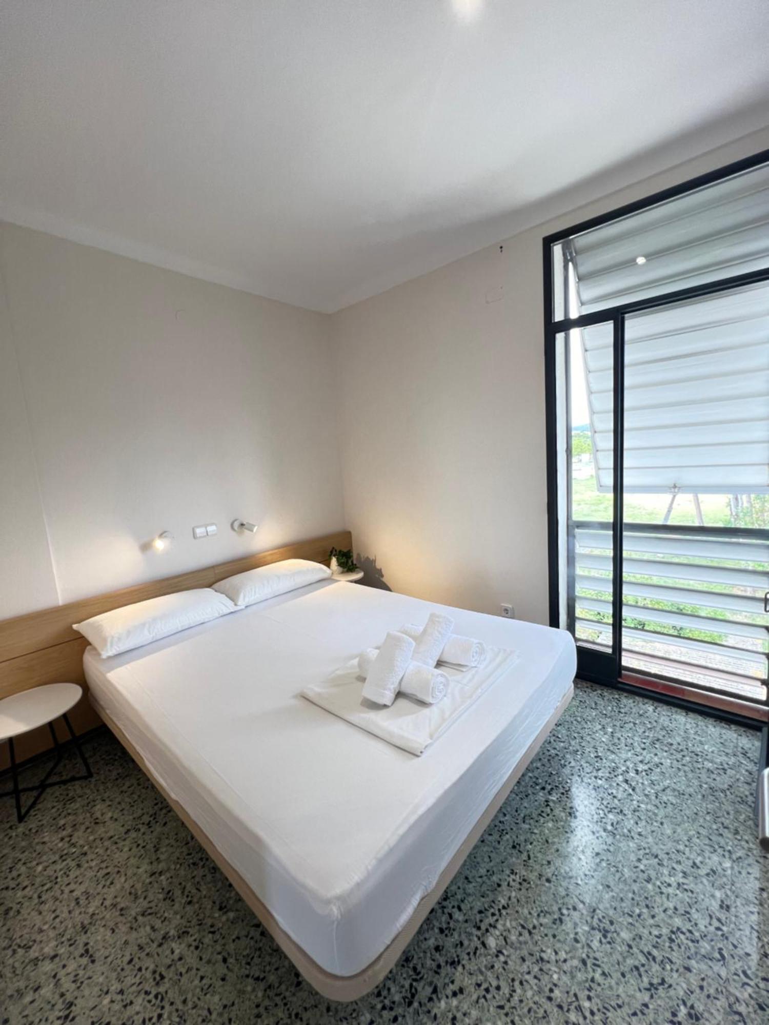 3 Room Apartment, 500M To Beach, Swimming Pool, Nice Terrace Roses Buitenkant foto